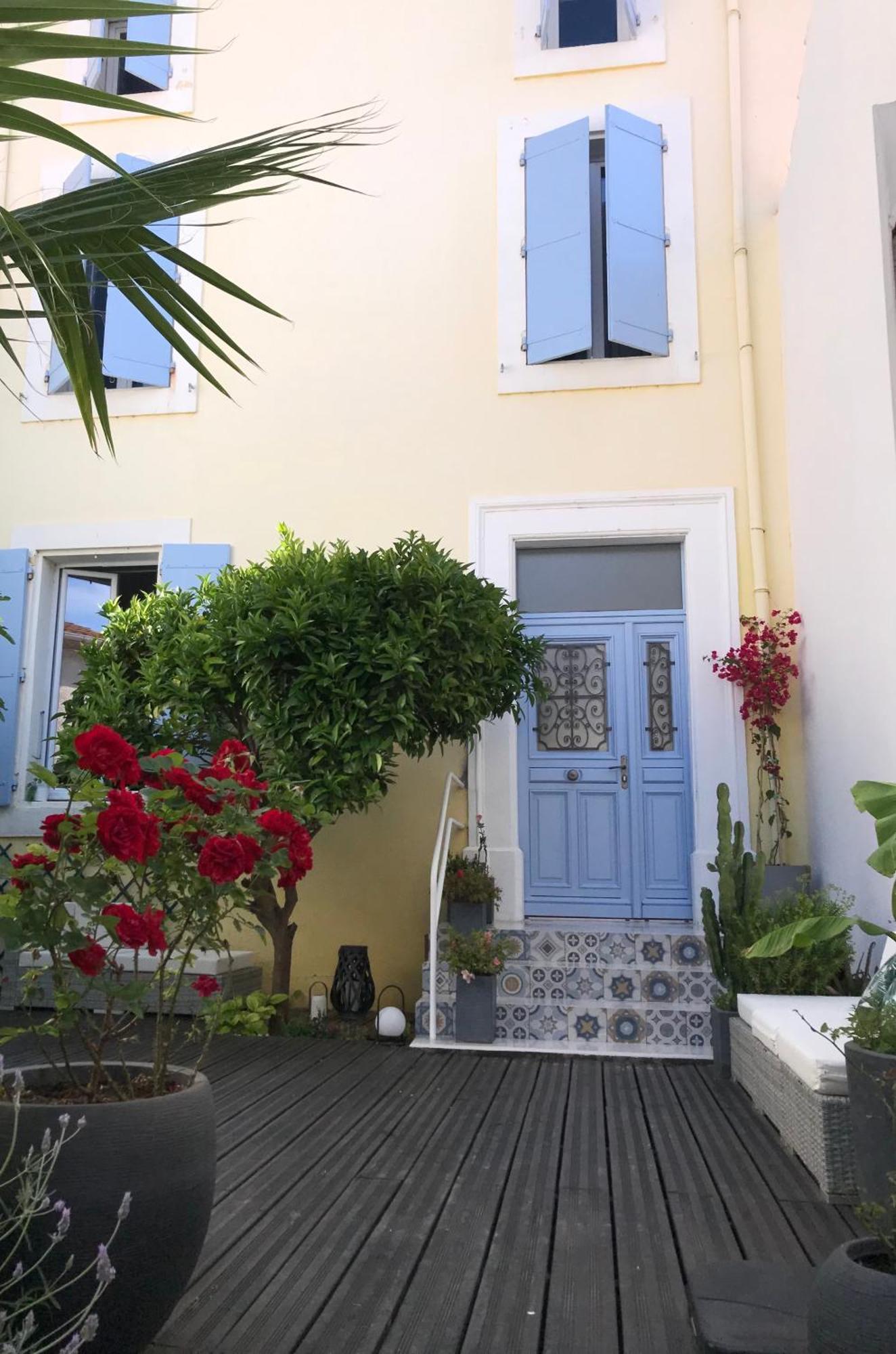 Notre Maison Aux Volets Bleus Ouveillan Exteriör bild